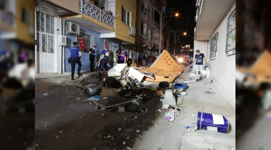 Ev sahibi ile tart��an kirac� e�yalar�n� balkondan att�