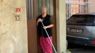 Ev sahibi kadın, 5 kat artırdığı kirayı kabul etmeyen öğrenci kiracısına sopayla saldırdı