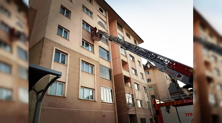 Evde mahsur kalan �ocu�u itfaiye kurtard�