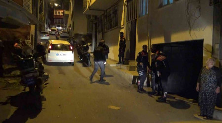 Evinde bıçaklanarak yaralandı