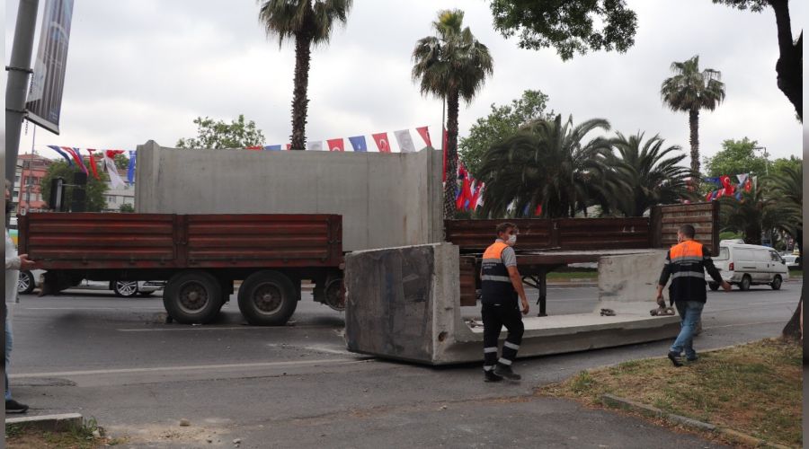 Fatih'te 13 tonluk beton blok yola devrildi