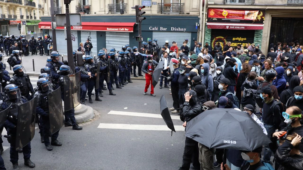 Fransa'da polisle protestocular �at��t�