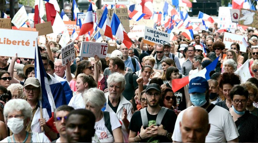 Fransa'nın sömürgesindeki topraklarda protestolar yayılıyor
