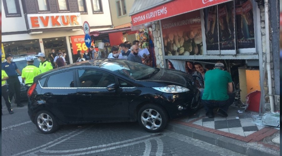 Gaz yerine frene bastı, dükkana girdi: 1 yaralı