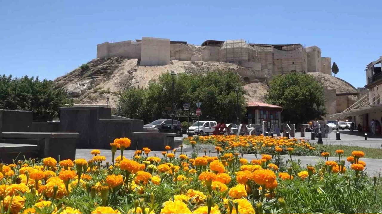 Gaziantep Kalesi'nin restorasyonu devam ediyor