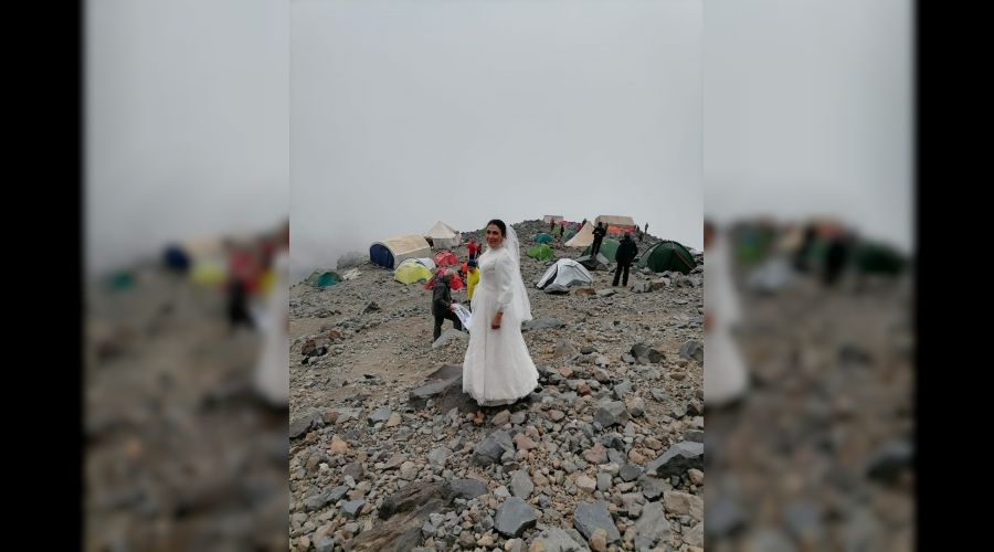 Gelinlik giyip Türkiye'nin çatısı Ağrı Dağı ile evlendi