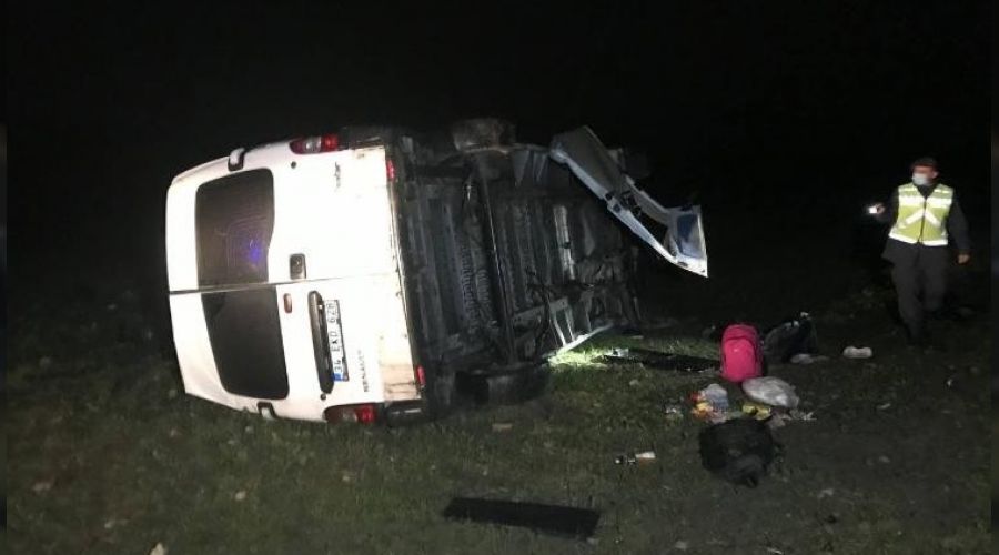 Göçmenleri taşıyan minibüs devrildi: 16 yaralı