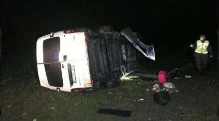 Göçmenleri taşıyan minibüs devrildi: 16 yaralı