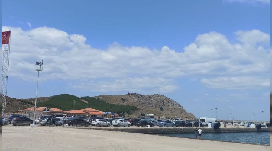 G�k�eada'dan d�nenler uzun kuyruklar olu�turdu
