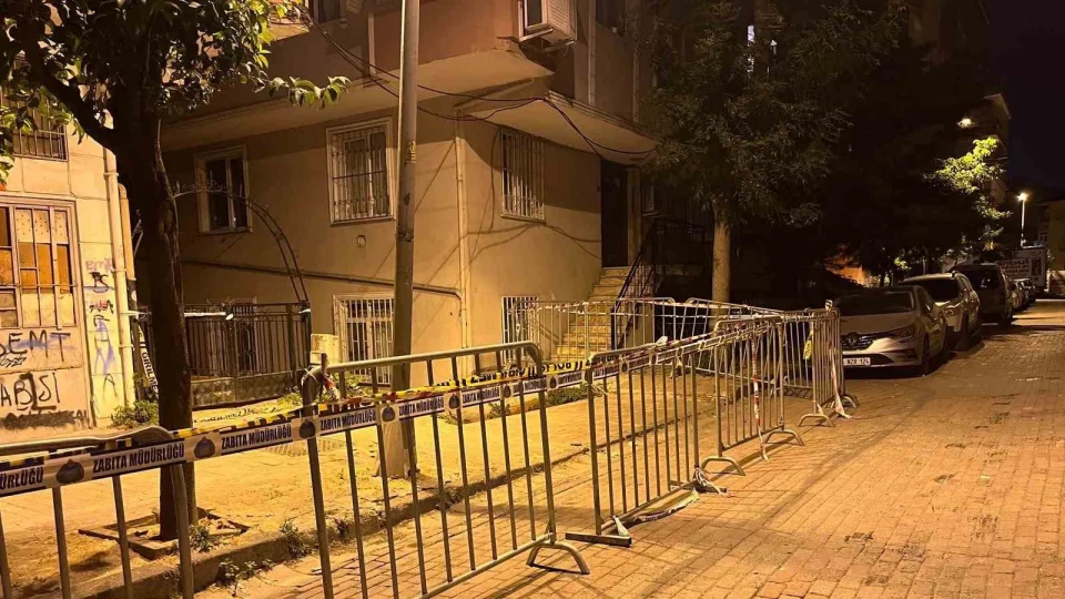 Güngören'de 5 katlı binanın balkonu çöktü