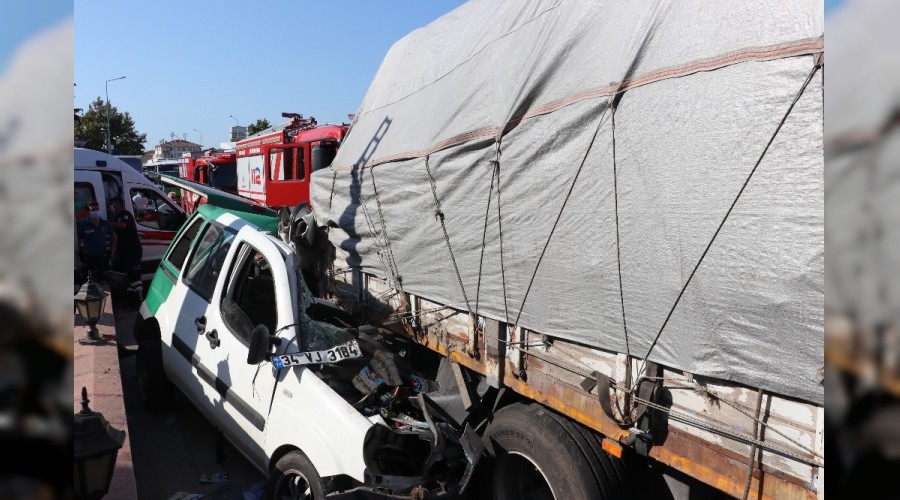 Hafif ticari ara� t�r�n arkas�na sapland�: 1 �l�