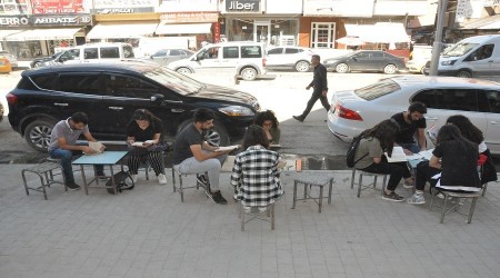 Hakkari Yüksekovalı gençlerden örnek davranış