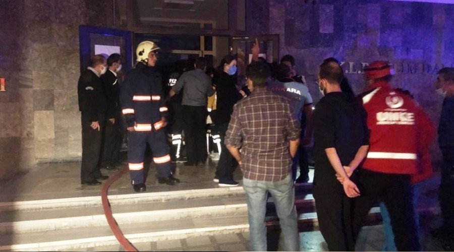 Hastanede yatan hasta ateşe verdiği odasında öldü