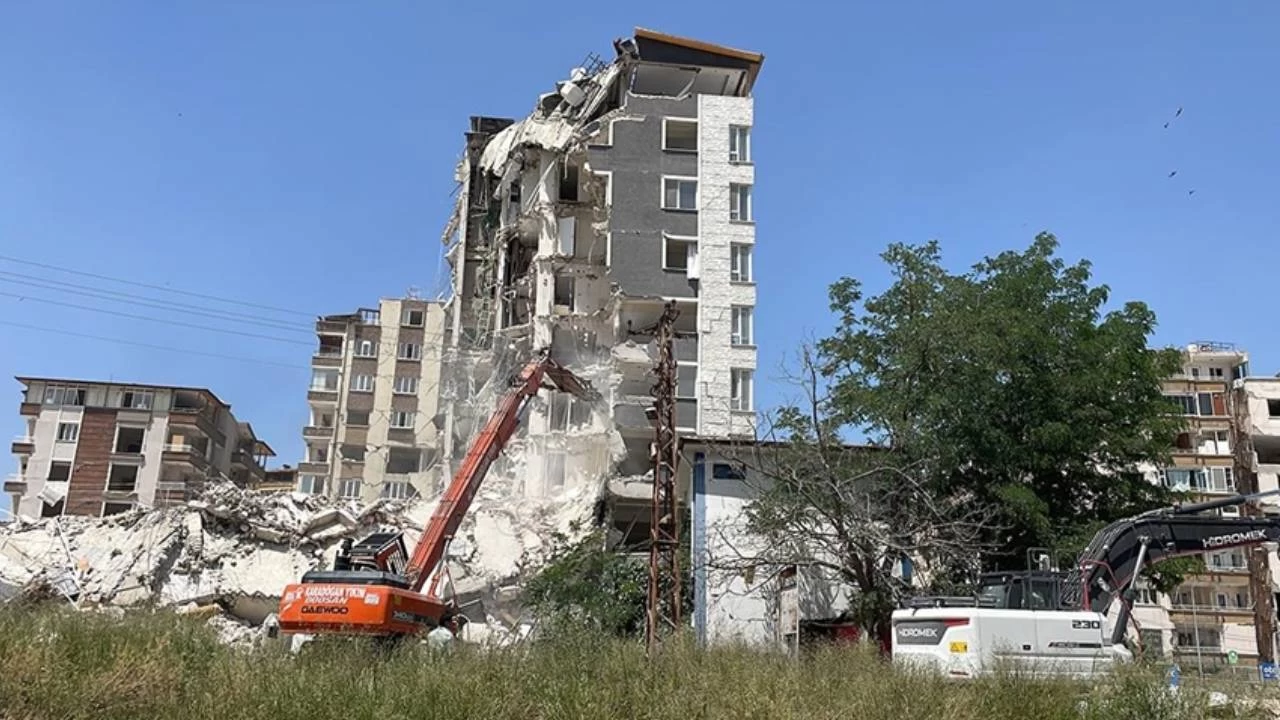 Hatay'da az hasarlı raporu verilen binalar rant için mi yıkılıyor?
