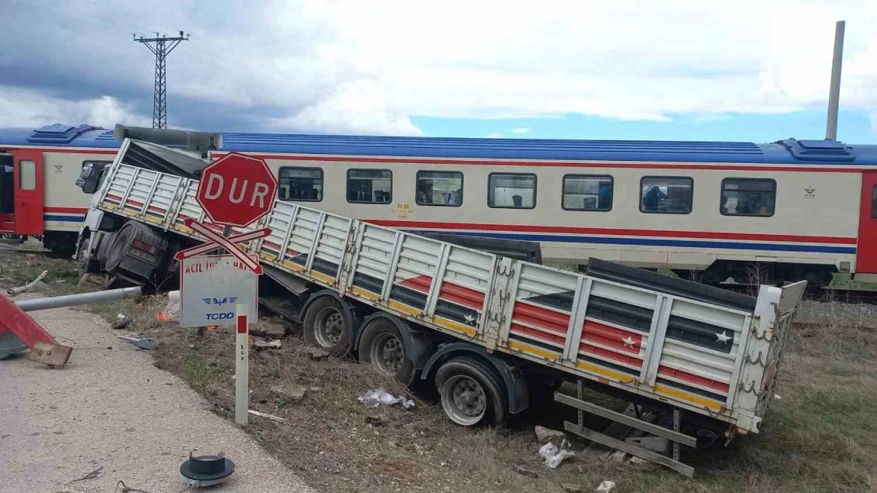 Hemzemin geçitte mahsur kalan tıra tren çarptı