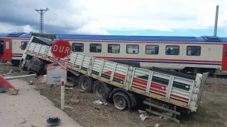 Hemzemin geçitte mahsur kalan tıra tren çarptı