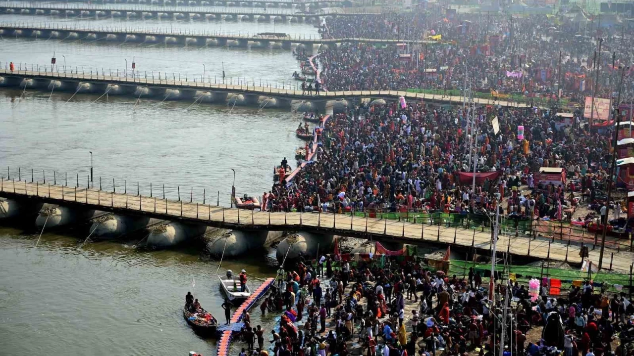 Hindu festivalinde izdiham: 17 ölü