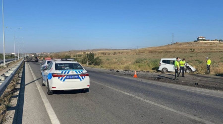 Hız denetim radar aracına hızla çarptılar