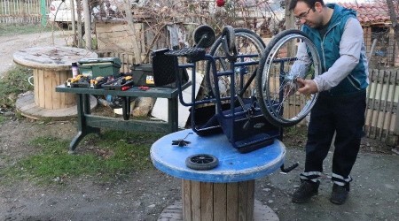 Hurda durumundaki tekerlekli sandalyeleri değerlendirdi