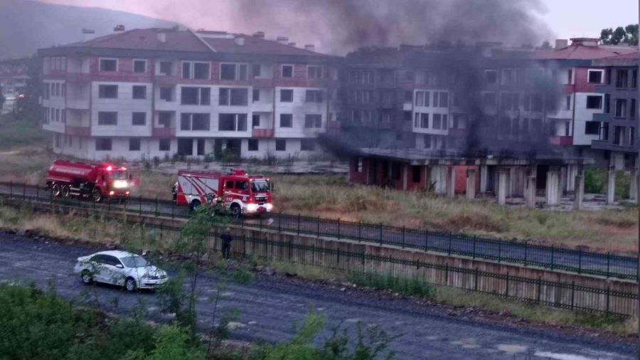 İnşaat halindeki binaya yıldırım düştü