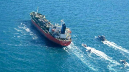 İran 757 bin litre kaçak yakıt taşıyan gemiye el koydu
