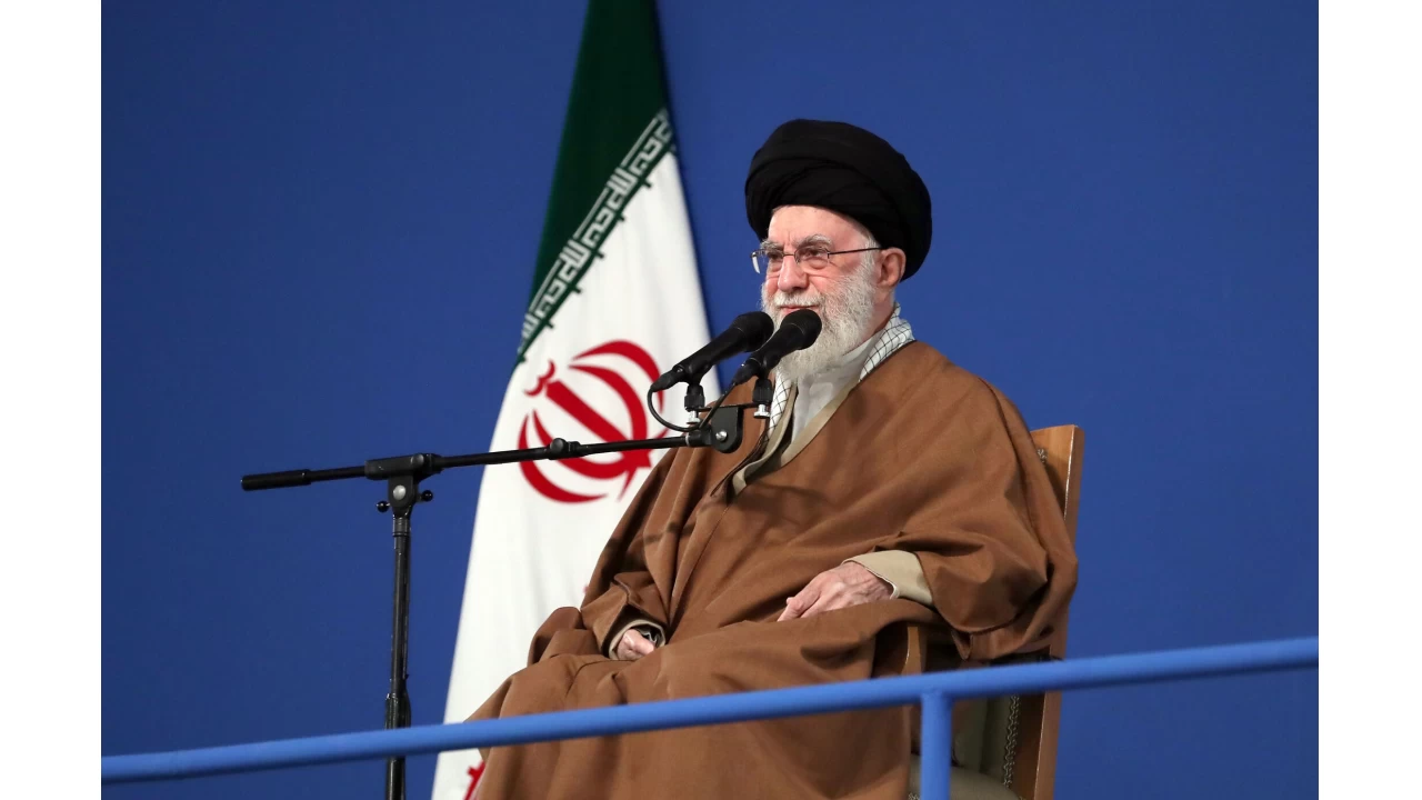 �ran lideri Hamaney: "ABD, �ran'a kar�� tehditlerle bir yere varamayaca��n� bilmelidir"