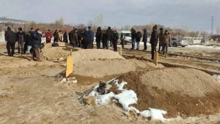 İş makinasının devrilmesi sonucu hayatını kaybeden 4 işçi toprağa verildi