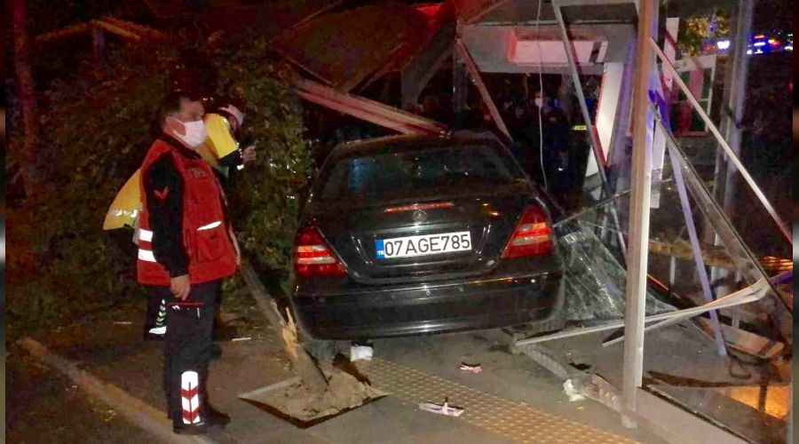 Isparta'da otomobil, otobüs durağına daldı