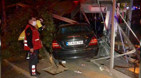 Isparta'da otomobil, otobüs durağına daldı