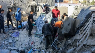 İsrail çadır içindeki insanları iş makineleriyle ezdi