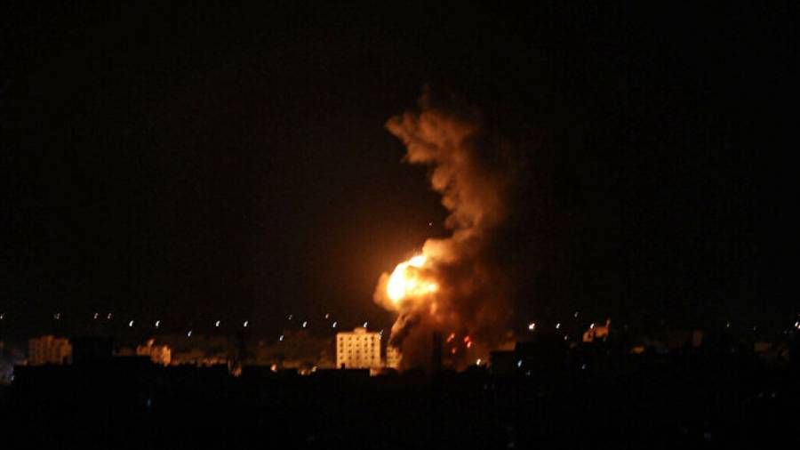 İsrail savaş uçakları Gazze Şeridi'nde çok sayıda noktayı bombaladı