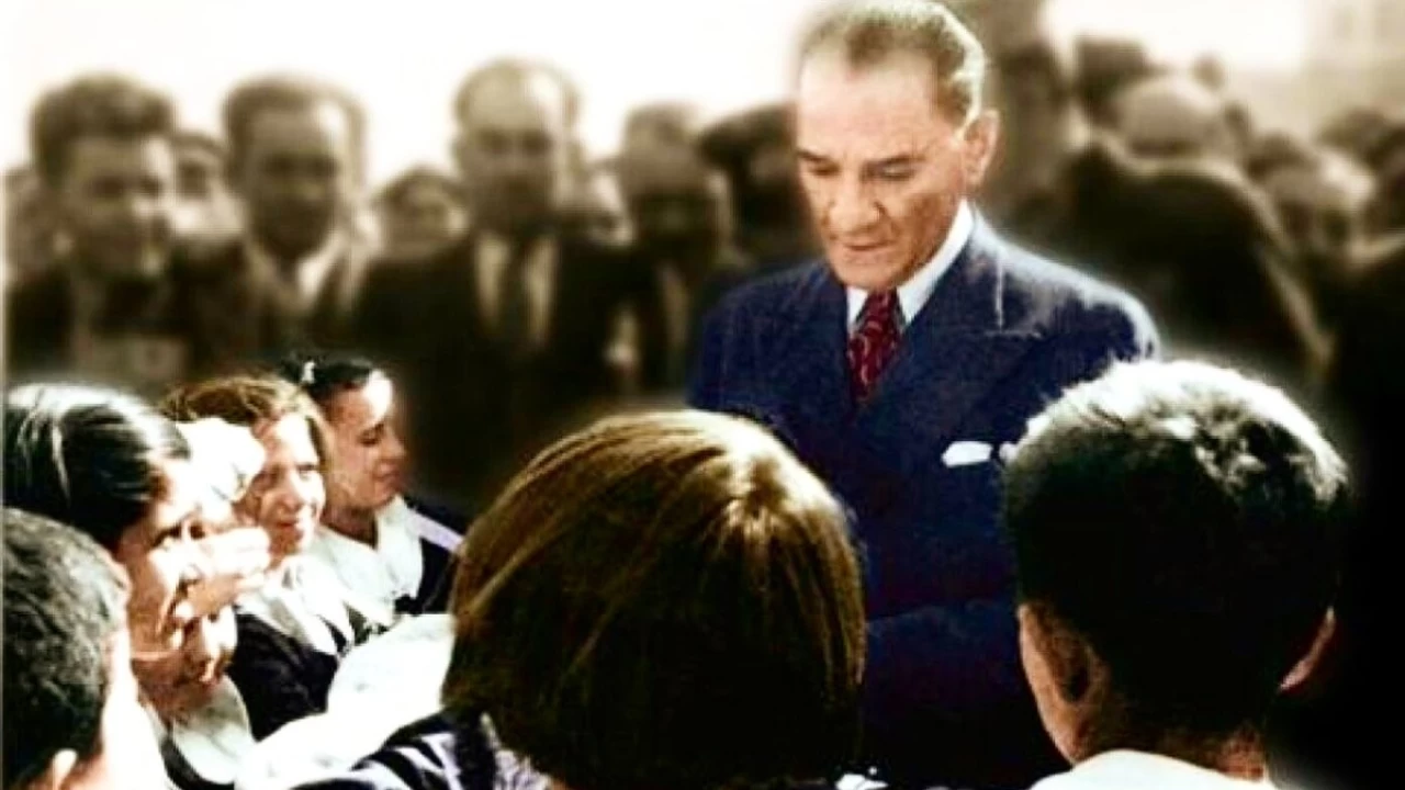 İstanbul, Ankara ve İzmir gibi şehirlerimizde 23 Nisan ruhuna yakışır bir şekilde kutlanırken, bazı şehirlerdeki etkinliklerde Atatürk'ün yok sayılması tepki çekiyor