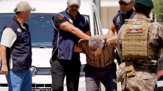 İstanbul'da FETÖ'nün adliye yapılanmasına yönelik düzenlenen eş zamanlı operasyonlarda, aralarında halen görevde bulunan bir kamu personelinin de olduğu 19 şüpheli gözaltına alındı