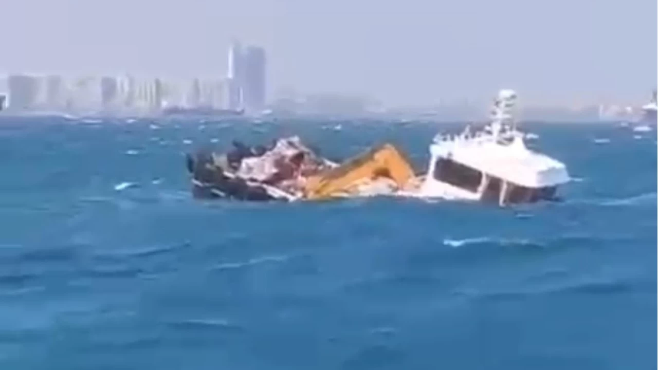 �stanbul'da kuvvetli f�rt�nada gemi batt�: 4 ki�i kurtar�ld�