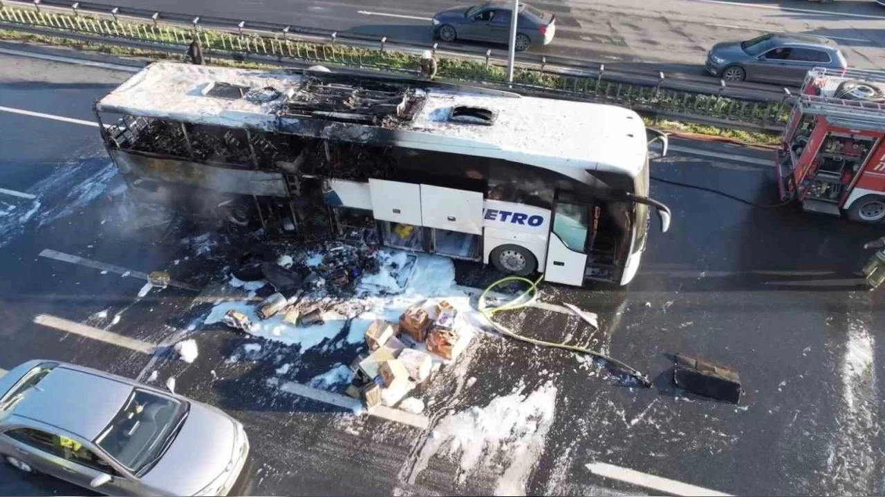 �stanbul'da yolcu otob�s� alevlere teslim oldu: 25 ki�i �l�mden d�nd�