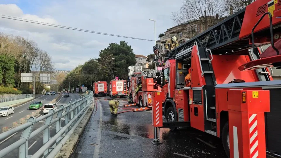  �stanbul'un Bak�rk�y il�esinde Cerrahpa�a T�p Fak�ltesi Prof. Dr. Murat Dilmener Hastanesi'nin bah�esindeki at�klar�n bulundu�u alanda yang�n ��kt�