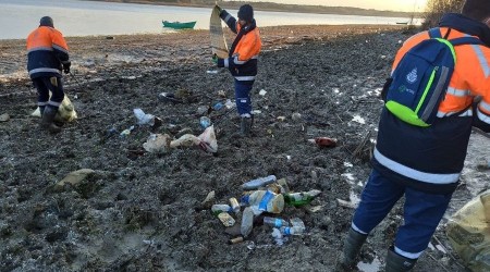 İstanbul'un barajlarında sular çekildi, torba torba çöpler ortaya çıktı