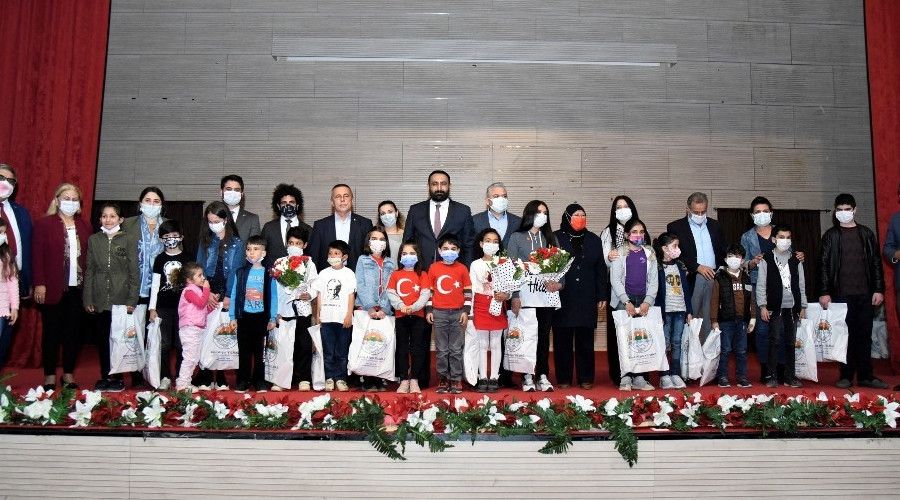 İstiklal Marşı Güzel Okuma yarışmasında dereceye girenlere ödülleri verildi