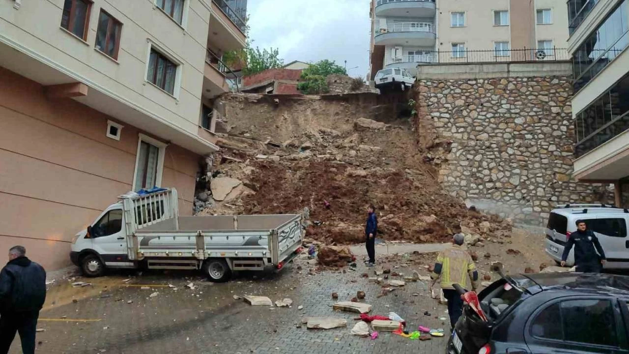 İstinat duvarı apartmanın üzerine çöktü, 2 kişi yaralandı