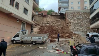 İstinat duvarı apartmanın üzerine çöktü, 2 kişi yaralandı