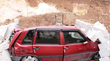 İstinat duvarı çöktü iki araç hurdaya döndü