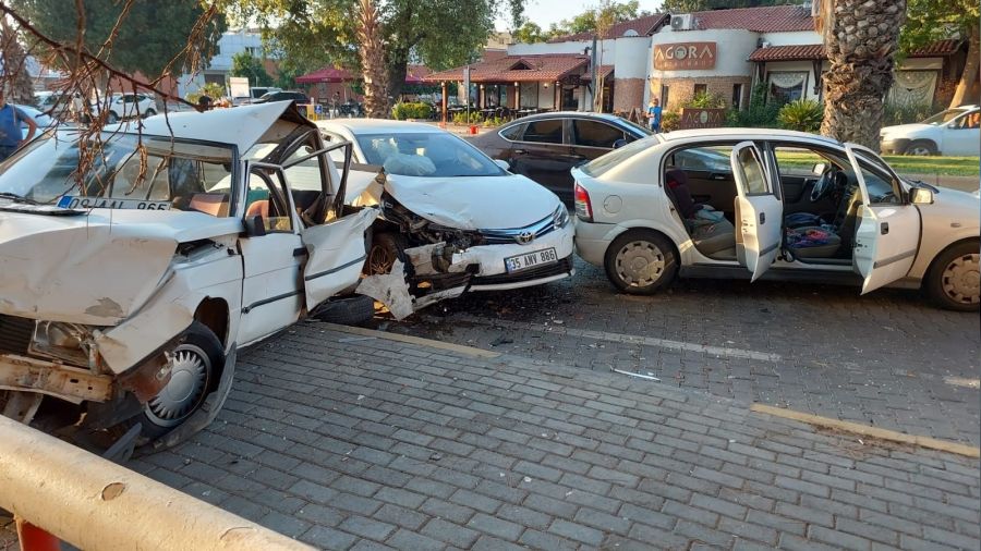 İzmir'de 3 araçlı zincirleme kaza
