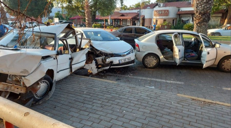 İzmir'de 3 araçlı zincirleme kaza