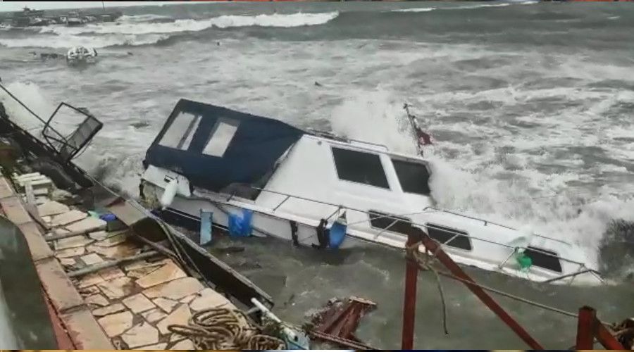 İzmir'de fırtına, İkili'de tekneler battı