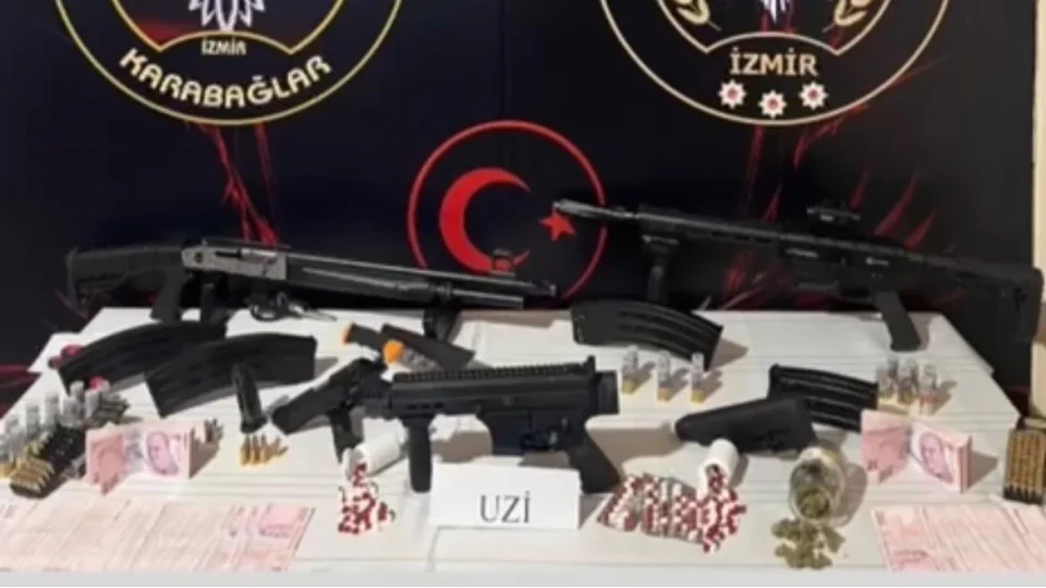 �zmir'de kendini vuran ��phelinin evinden cephanelik ��kt�