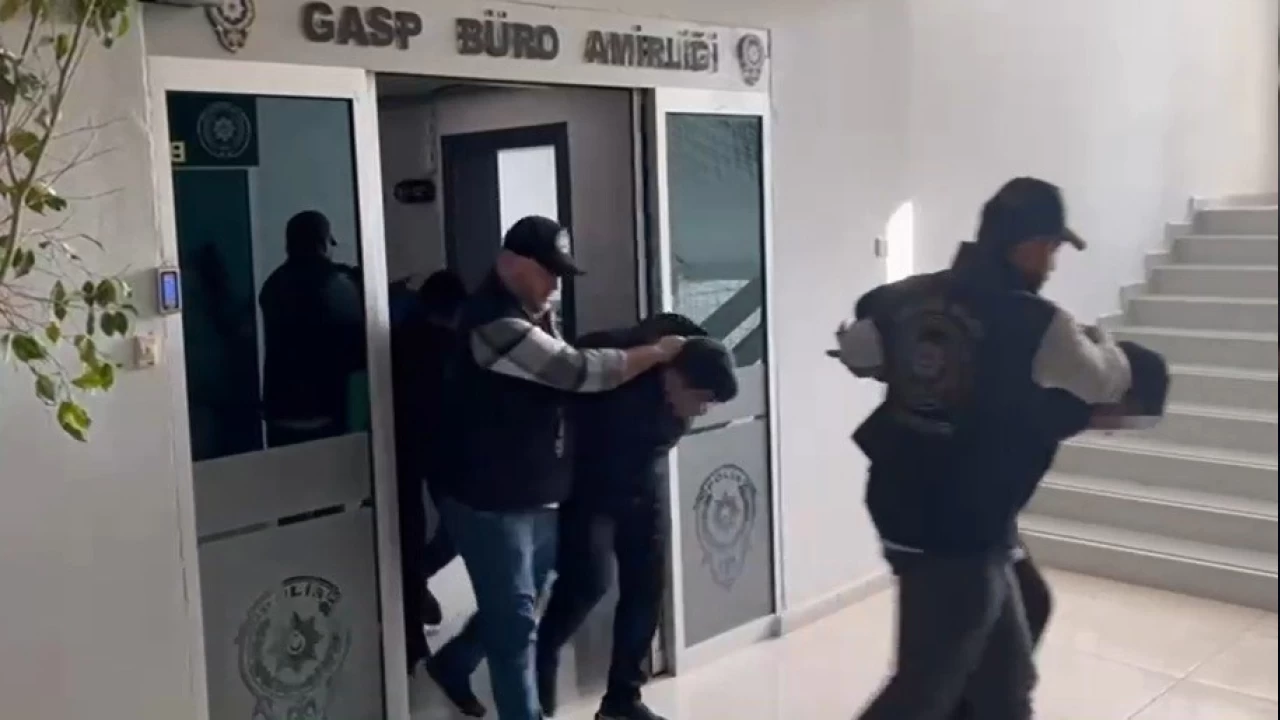 �zmir'de sahte polis deh�eti