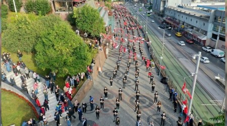 İzmit'te bin kişi zeybek oynadı
