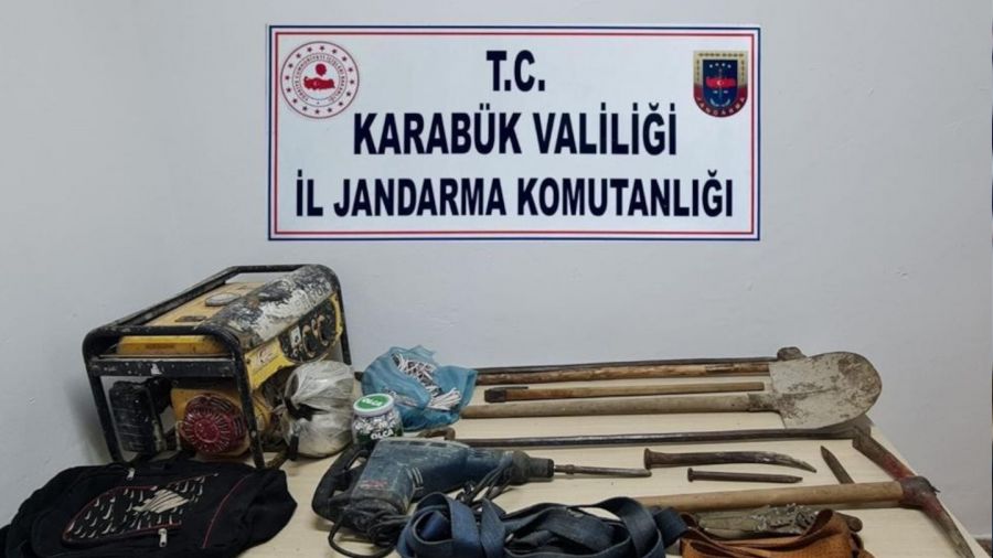 Ka�ak kaz� yapan 4 ki�i su��st� yakaland�