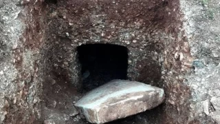 Kaçak kazıda 1900 yıllık oda mezarı bulundu
