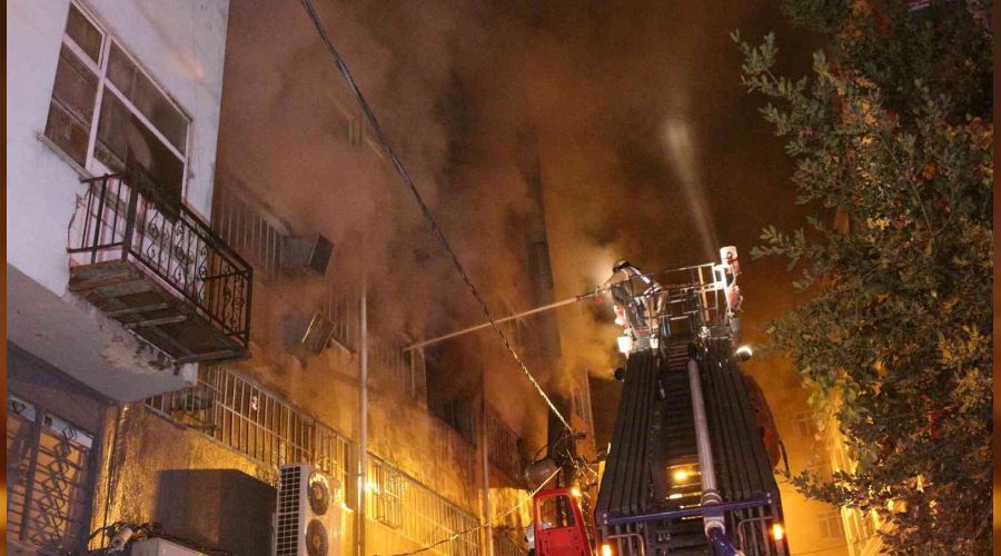 K���thane'de mobilya imalathanesinde yang�n